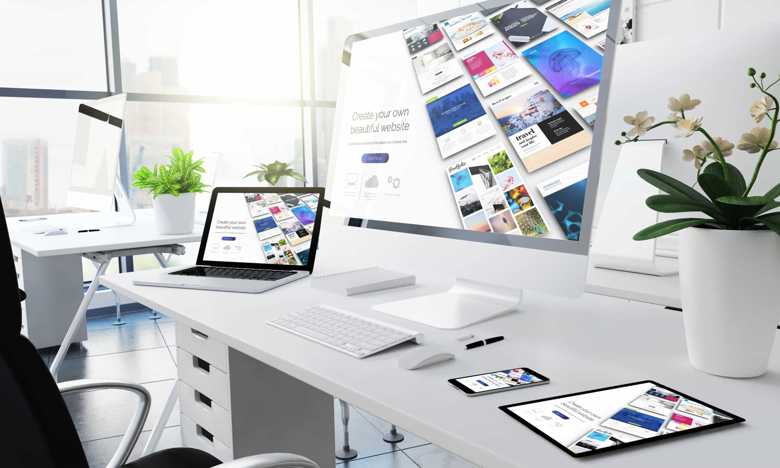 Moderne Büroumgebung mit mehreren Geräten, die responsive Webdesigns anzeigen, illustriert die Vielseitigkeit und Anpassungsfähigkeit.