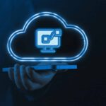 Hand hält Tablet mit leuchtendem Cloud-Symbol, das ein Content Delivery Network zur Beschleunigung von Webseiten darstellt.