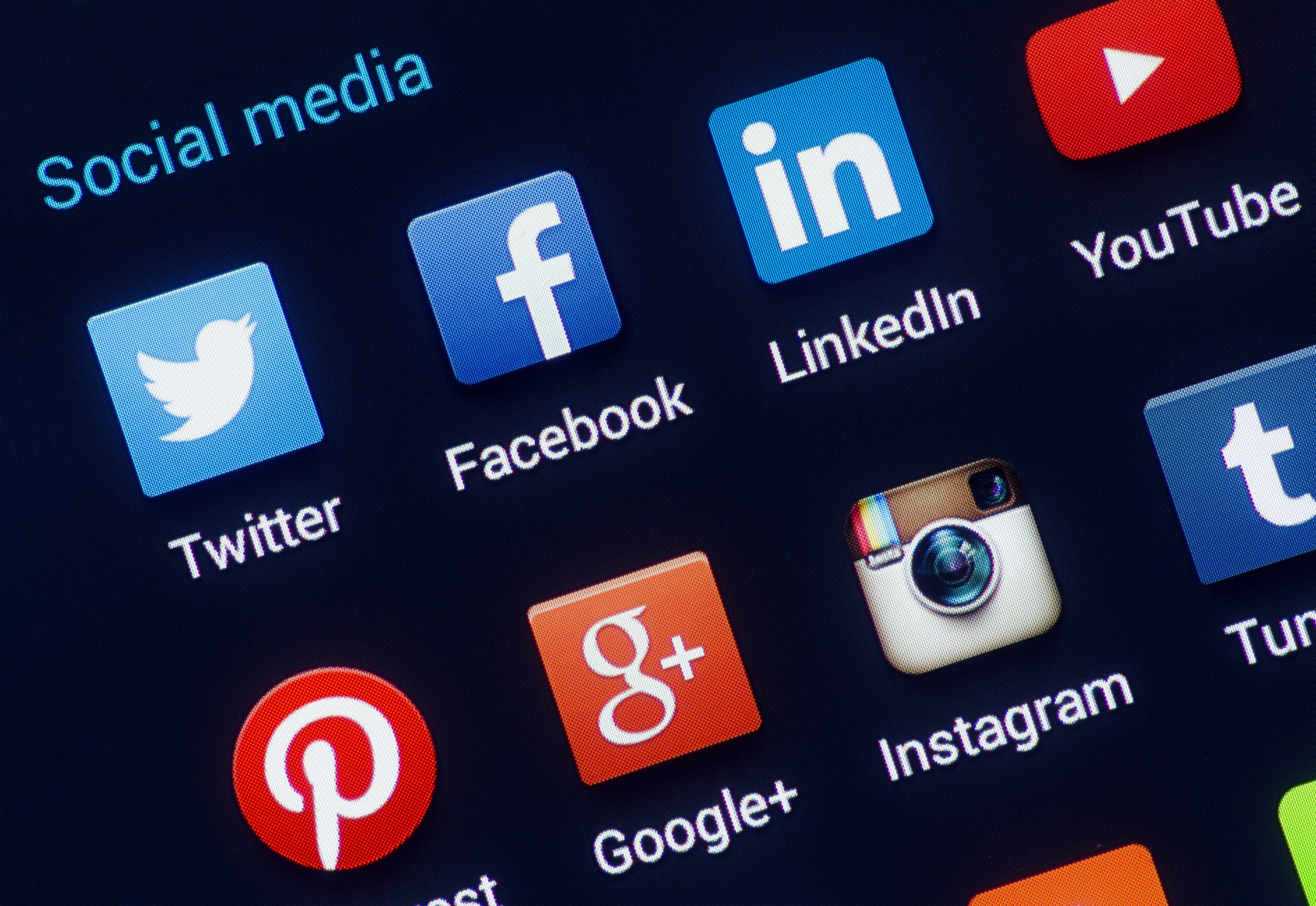 Verschiedene Social-Media-Icons repräsentieren Plattformen für effektives Social Media Marketing.