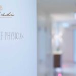 Eingang zum Büro des Chefarztes in der Privatklinik "Pearl of Aesthetic" mit stilvollem, modernem Interieur.