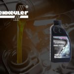 Motoröl der Marke Kuttenkeuler wird in einen Motor eingefüllt, daneben steht eine Flasche Starrol Fortuna 1/22 Motoröl.