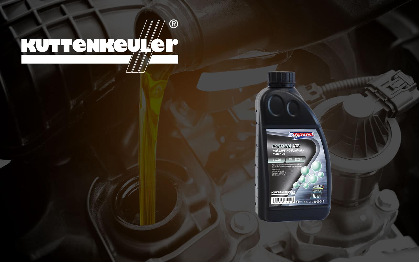 Motoröl der Marke Kuttenkeuler wird in einen Motor eingefüllt, daneben steht eine Flasche Starrol Fortuna 1/22 Motoröl.