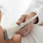 Ultraschalluntersuchung des Halses durch einen Arzt zur Diagnose in der Kardiologie Rhein Erft.