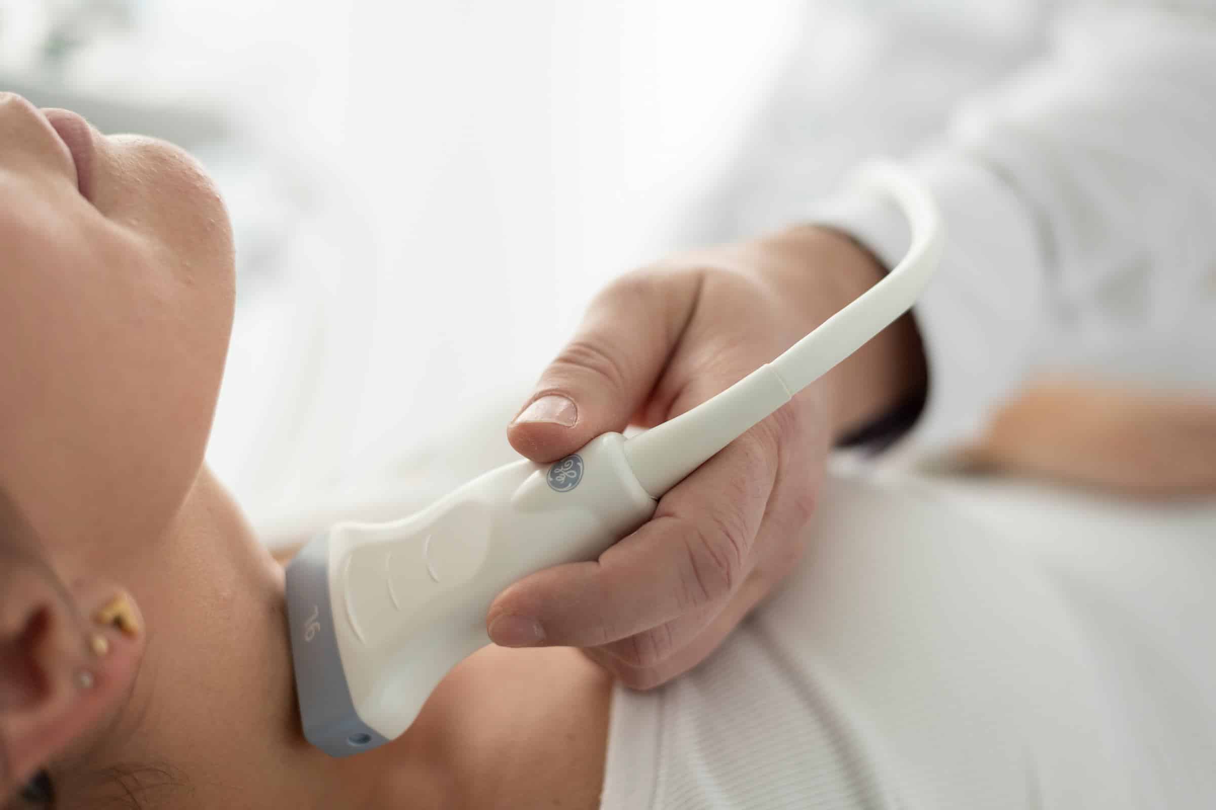 Ultraschalluntersuchung des Halses durch einen Arzt zur Diagnose in der Kardiologie Rhein Erft.
