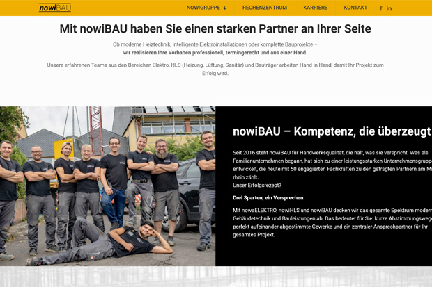 Das Bild zeigt ein Team von Bauarbeitern in Arbeitskleidung, die vor einem Firmengebäude lächelnd posieren, um Teamgeist und Professionalität zu vermitteln.