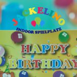 Bunte Geburtstagskarte mit Luftballons und Schriftzug "Happy Birthday" auf einem Tisch im Jackelino Indoor Spielplatz.