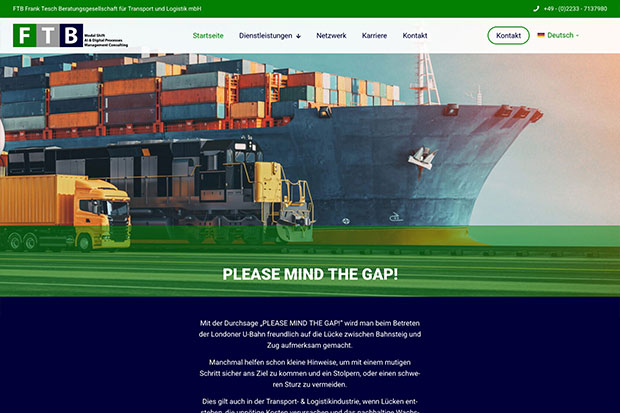 Ein Frachtschiff, ein Zug und ein Lkw symbolisieren integrierte Transport- und Logistiklösungen auf einer Unternehmenswebsite.