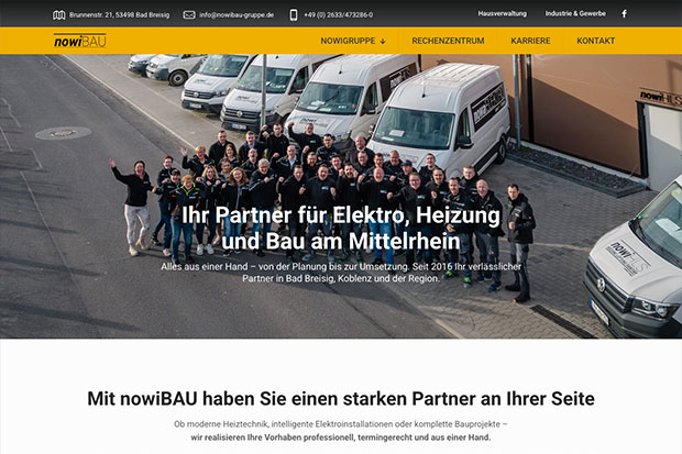 Gruppenbild eines Handwerkerteams vor Firmenfahrzeugen mit dem Slogan "Ihr Partner für Elektro, Heizung und Bau am Mittelrhein".