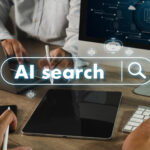 AI search suchfeld auf einem Bild welches PErsonen am Rechner zeigt